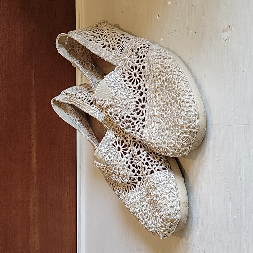 Tom's White Lace Shoes